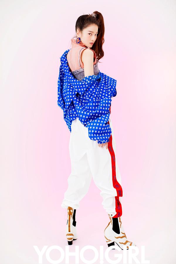 张雪迎个性造型登封面 斜扎马尾俏皮可爱