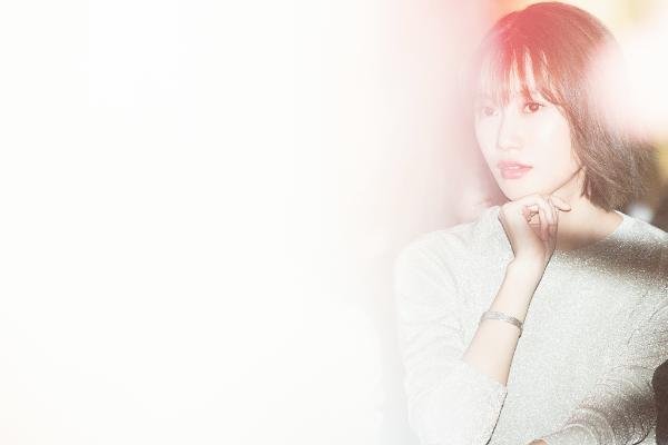 腿精出没!李斯羽受邀观秀率性时髦