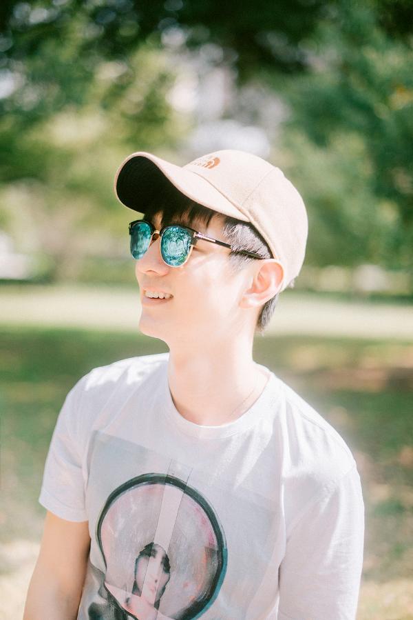 文苡帆春日写真少年感满满 即将进组拍摄《蜜汁炖鱿鱼》