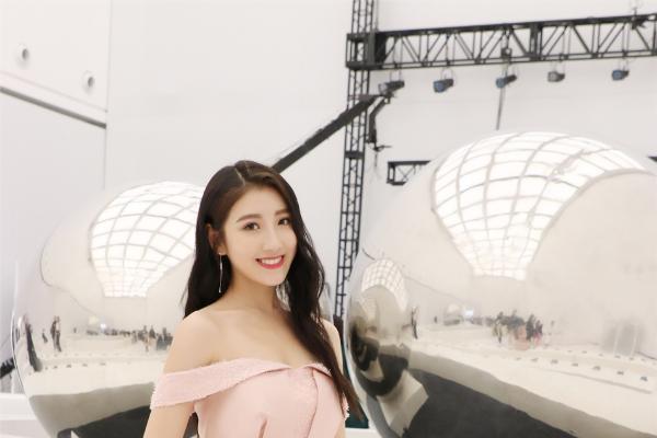 赵儒嫣出席时装周 甜美可人优雅恬静_TOM明星