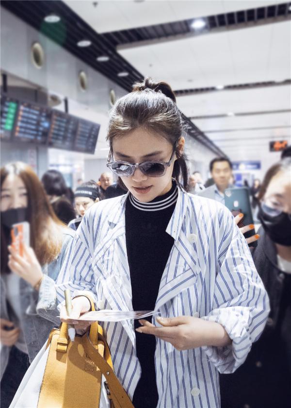 马思纯病号服现身机场 笑容满面无惧“倒春寒”