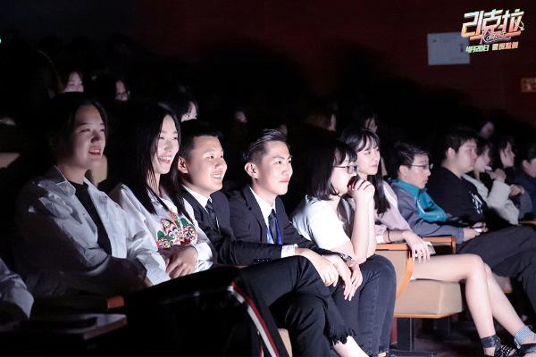 电影《21克拉》无锡校园观影郭京飞现场为女同学表白男同学