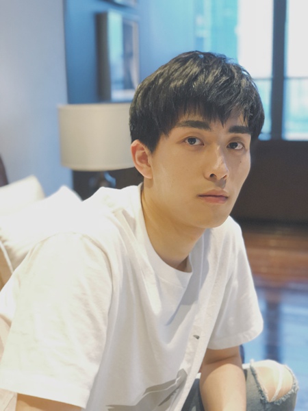 王钰威清新写真曝光 盐系少年慵懒迷人