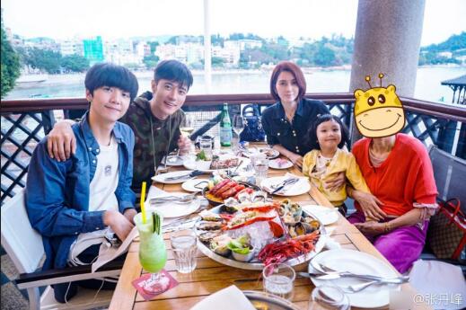 洪欣为张丹峰庆生 晒全家福恩爱满满