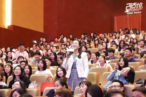 电影《21克拉》无锡校园观影郭京飞现场为女同学表白男同学