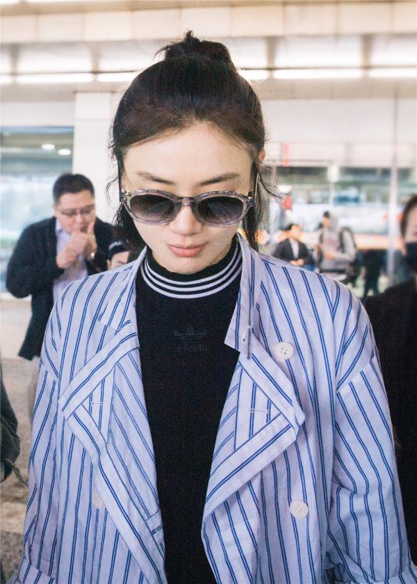 马思纯病号服现身机场 笑容满面无惧“倒春寒”