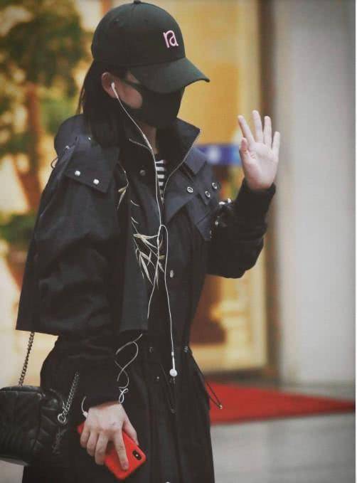 谢娜复工首露面 一身黑衣身材已恢复!