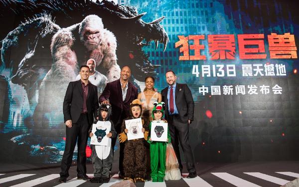《狂暴巨兽》中国首映巨石强森霸气来袭！千人观影首轮口碑燃爆上海！