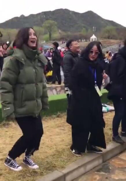 窦靖童音乐节献唱 周迅宋佳蹦迪！