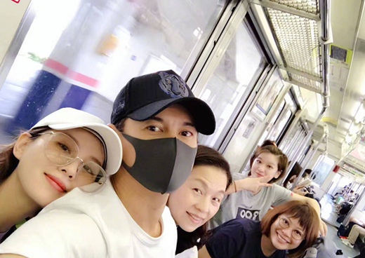 吴奇隆刘诗诗自拍发糖 网友：不能遮脸！