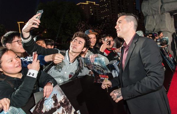 《狂暴巨兽》中国首映巨石强森霸气来袭！千人观影首轮口碑燃爆上海！