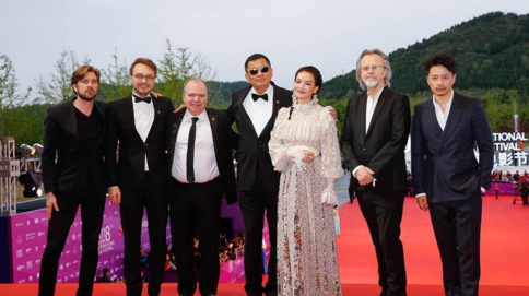 北影节举行闭幕红毯 中外知名电影人汇聚一堂星光熠熠