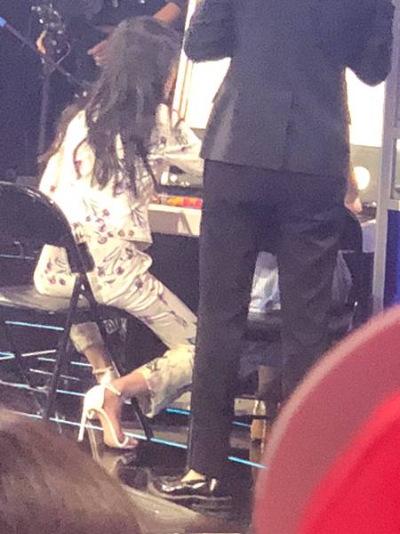 张碧晨帅气亮相某综艺 花式坐姿霸气侧漏