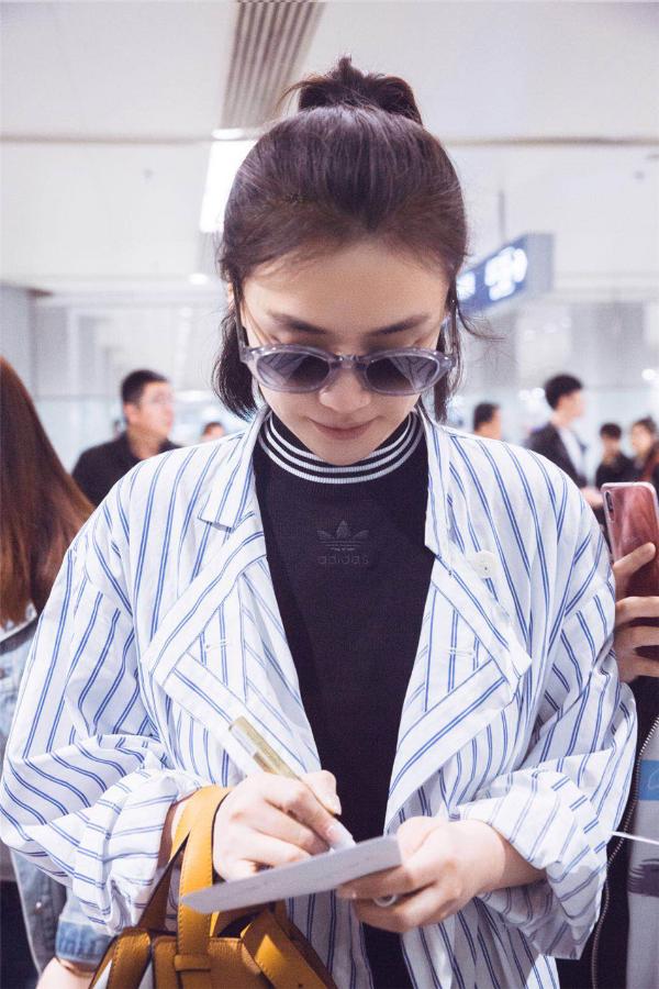 马思纯病号服现身机场 笑容满面无惧“倒春寒”