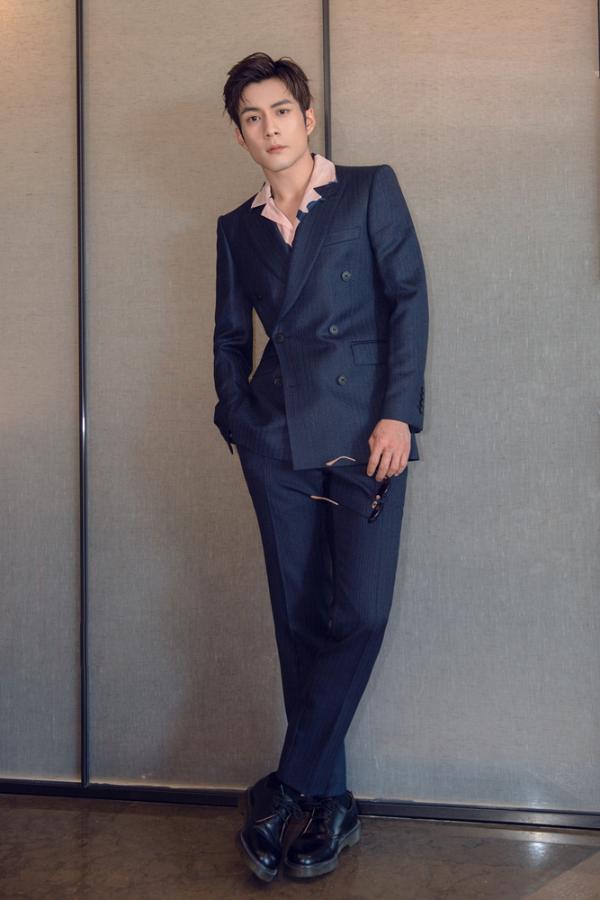 韩东君上演西装杀帅气挺拔魅力值MAX