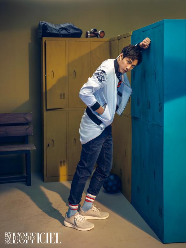 韩东君封面大片玩味时髦尽显大男孩本色