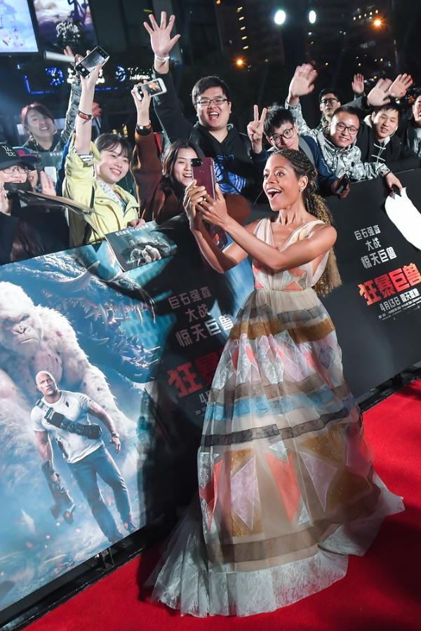 《狂暴巨兽》中国首映巨石强森霸气来袭！千人观影首轮口碑燃爆上海！