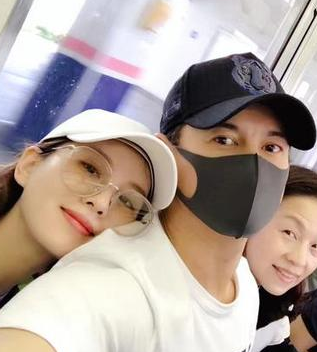 隆诗夫妇罕见自拍 双双甜蜜望向镜头！