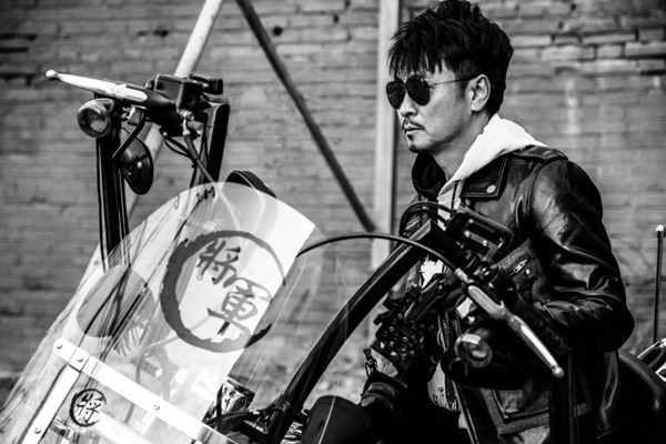 黄俊鹏拍酷炫机车大片 潇洒不羁荷尔蒙爆棚