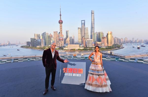 《狂暴巨兽》中国首映巨石强森霸气来袭！千人观影首轮口碑燃爆上海！