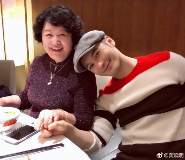 黄晓明为母亲庆生 网友最关心的却是:Baby哪去了？
