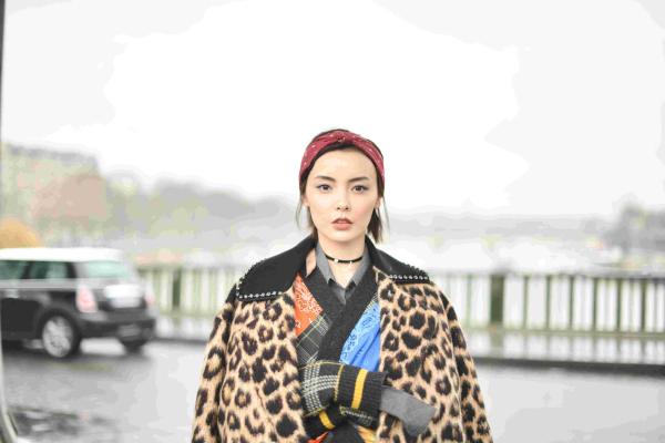 赵宇彤雨后漫步巴黎 撞色外套时尚吸睛