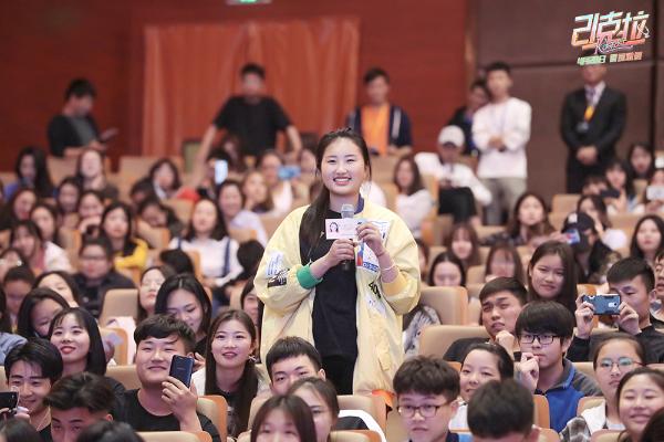 电影《21克拉》无锡校园观影郭京飞现场为女同学表白男同学