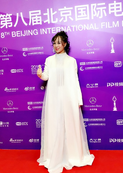 英皇实力派新锐女星魏一 亮相北京国际电影节红毯