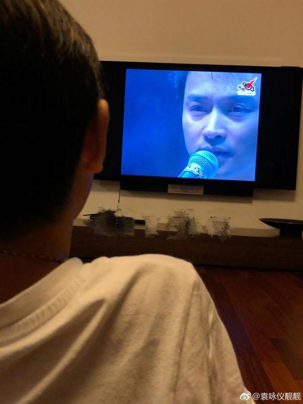 袁咏仪缅怀张国荣：儿子说这位哥哥很有型