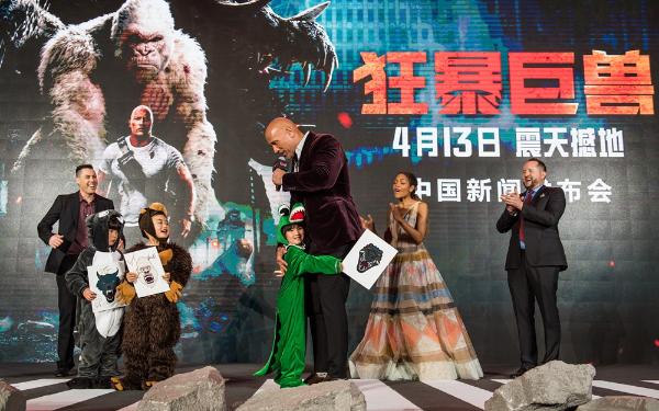 《狂暴巨兽》中国首映巨石强森霸气来袭！千人观影首轮口碑燃爆上海！