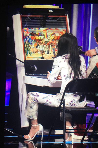 张碧晨帅气亮相某综艺 花式坐姿霸气侧漏