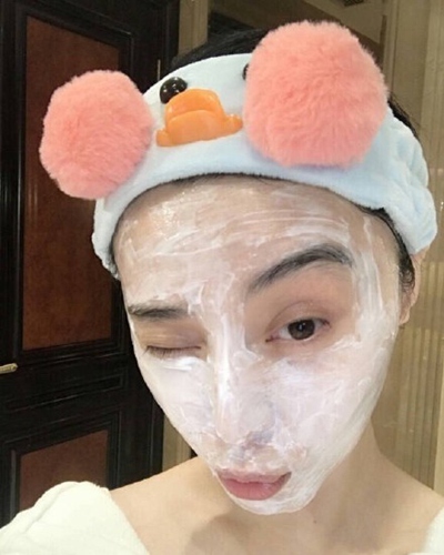 范冰冰敷面膜搞怪 美妆博主上线!