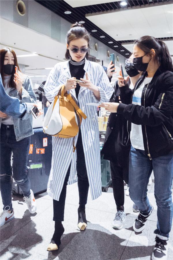 马思纯病号服现身机场 笑容满面无惧“倒春寒”