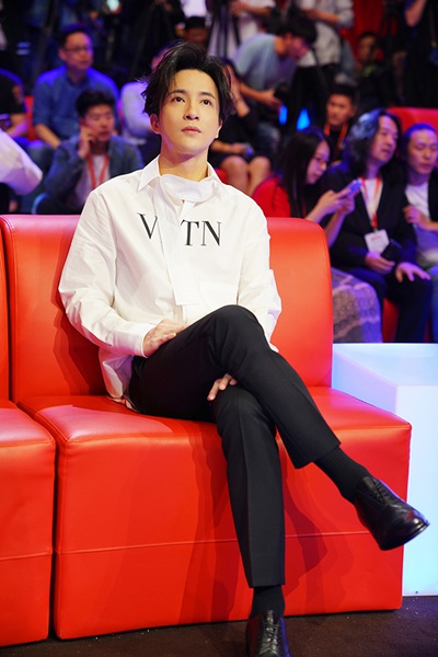 薛之谦发布新歌《摩天大楼》 突破情歌致敬小人物