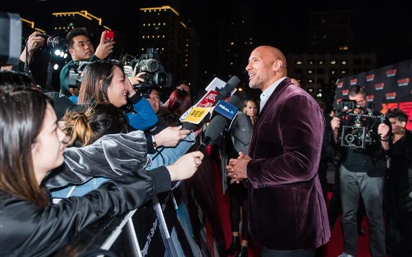 《狂暴巨兽》中国首映巨石强森霸气来袭！千人观影首轮口碑燃爆上海！