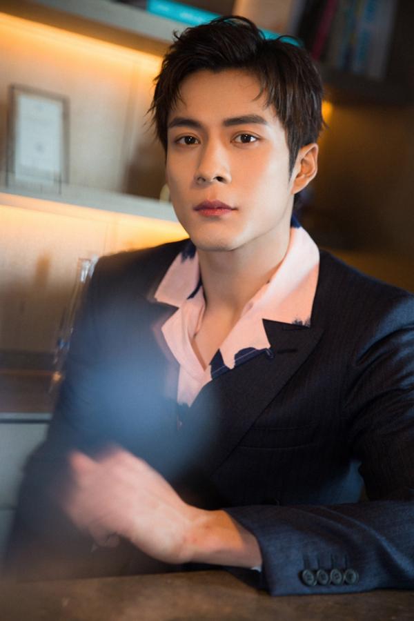 韩东君上演西装杀帅气挺拔魅力值MAX