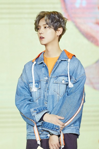 鹿晗获封“保温杯少年” 为正能量继续奔跑