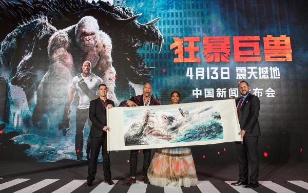 《狂暴巨兽》中国首映巨石强森霸气来袭！千人观影首轮口碑燃爆上海！
