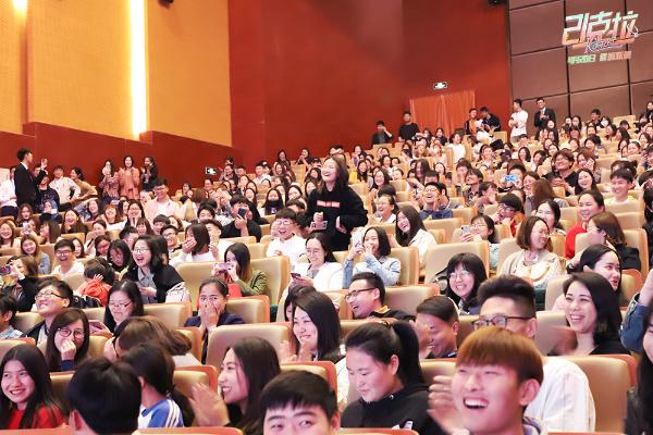 电影《21克拉》无锡校园观影郭京飞现场为女同学表白男同学