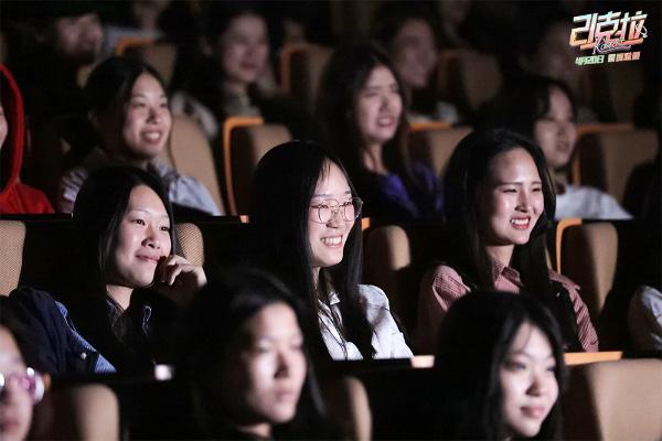 电影《21克拉》无锡校园观影郭京飞现场为女同学表白男同学