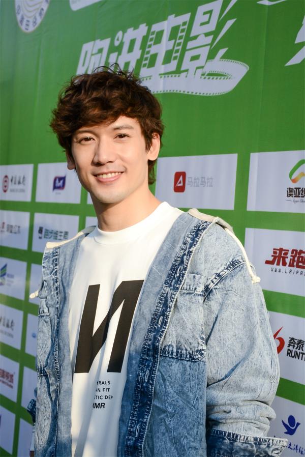 《木槿花西月锦绣》关智斌紧张拍摄中 腿长就应该跑马拉松！