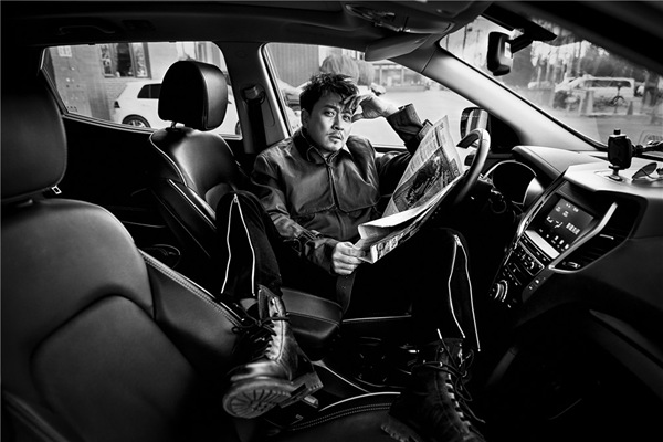 黄俊鹏拍酷炫机车大片 潇洒不羁荷尔蒙爆棚