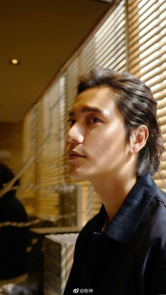 陈坤扎小辫自拍 这画风不忍直视？