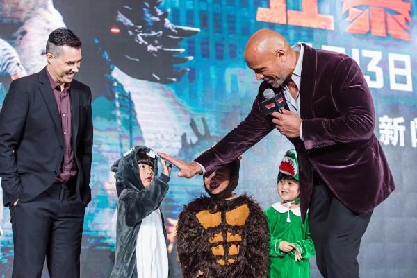 《狂暴巨兽》中国首映巨石强森霸气来袭！千人观影首轮口碑燃爆上海！