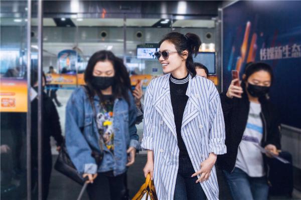 马思纯病号服现身机场 笑容满面无惧“倒春寒”