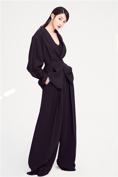 《远大前程》付枚曝写真 长腿吸睛复古范十足