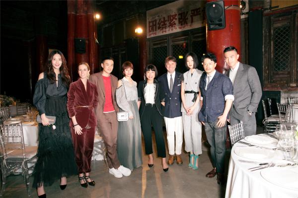 颜值逆天的时尚大叔！纪焕博“深灰色系”西装最迷人