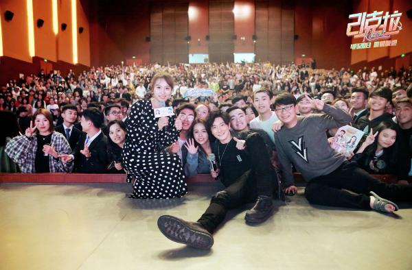 电影《21克拉》无锡校园观影郭京飞现场为女同学表白男同学