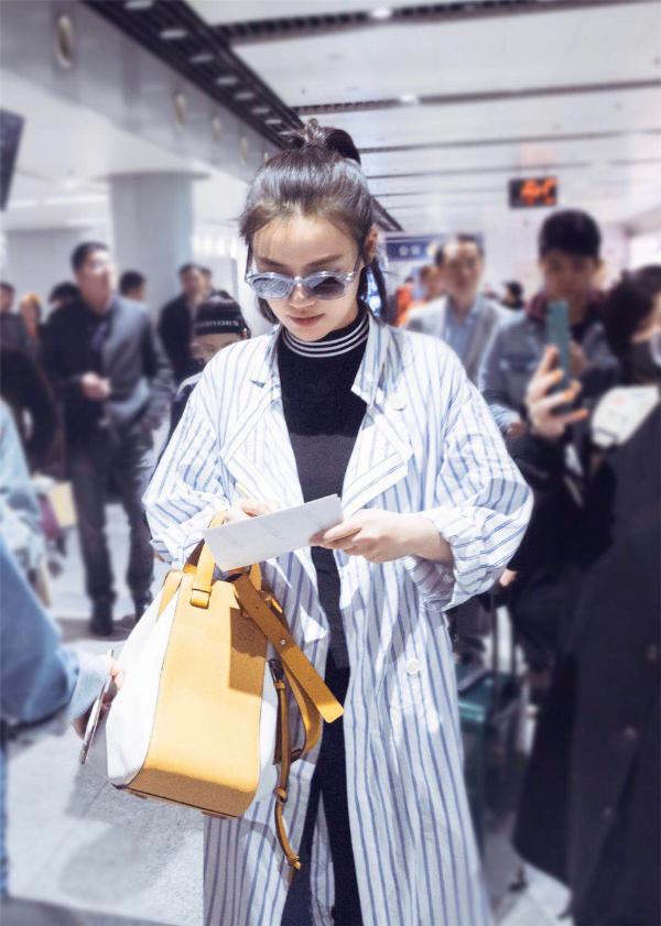 马思纯病号服现身机场 笑容满面无惧“倒春寒”