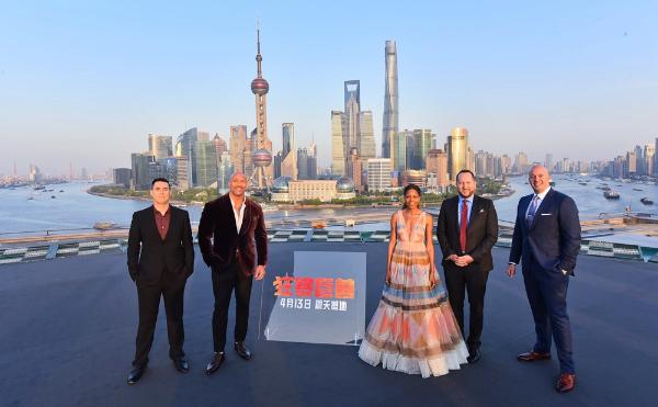 《狂暴巨兽》众主创霸气空降魔都首映观影引爆口碑网友齐呼“太过瘾”